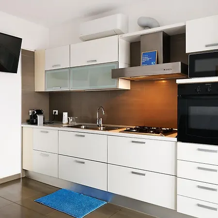 Grande Terrazza Con Vista Mare Parziale *