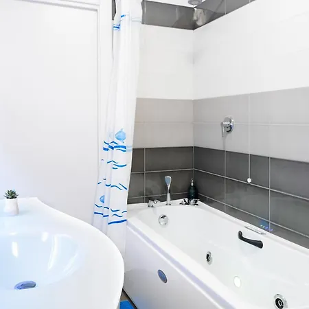 Grande Terrazza Con Vista Mare Parziale *