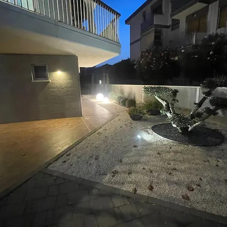 Grande Terrazza Con Vista Mare Parziale *