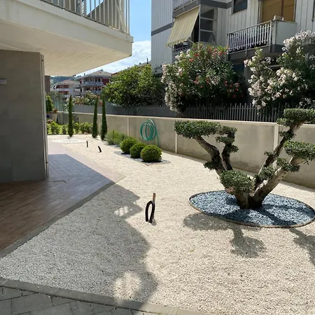 Lägenhet Grande Terrazza Con Vista Mare Parziale