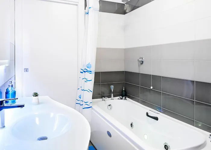 Grande Terrazza Con Vista Mare Parziale *