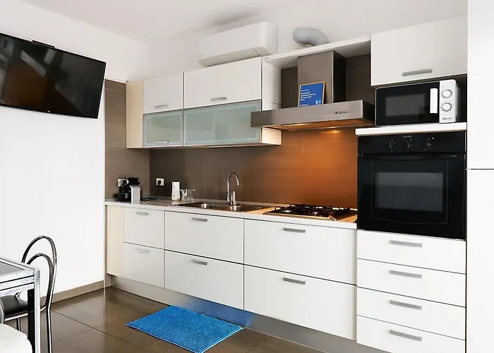 Grande Terrazza Con Vista Mare Parziale *