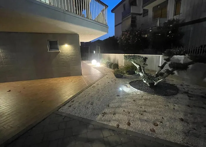 Grande Terrazza Con Vista Mare Parziale *